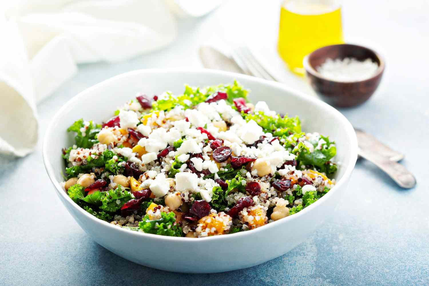 Eiwitsalade met kikkererwten, feta en verse groenten (1)