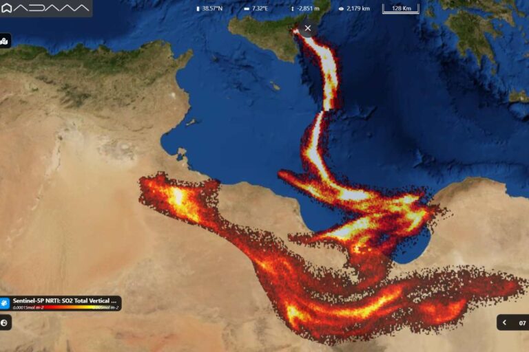 De ‘adem’ van de Etna gezien vanuit de ruimte: de enorme gaspluim heeft Noord-Afrika bereikt
