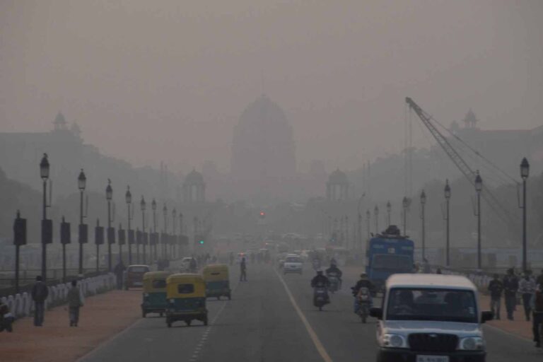 Stimulansen voor degenen die overstappen op elektrische auto's en duizenden nieuwe oplaadpunten: Delhi's plan om smog te bestrijden
