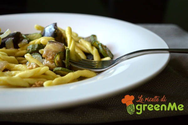 koude pasta met aubergine en courgette