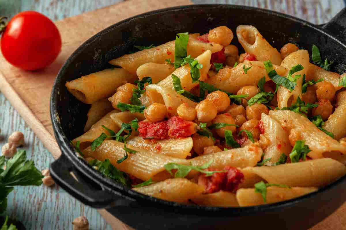 koude pasta met kikkererwten en kerstomaatjes