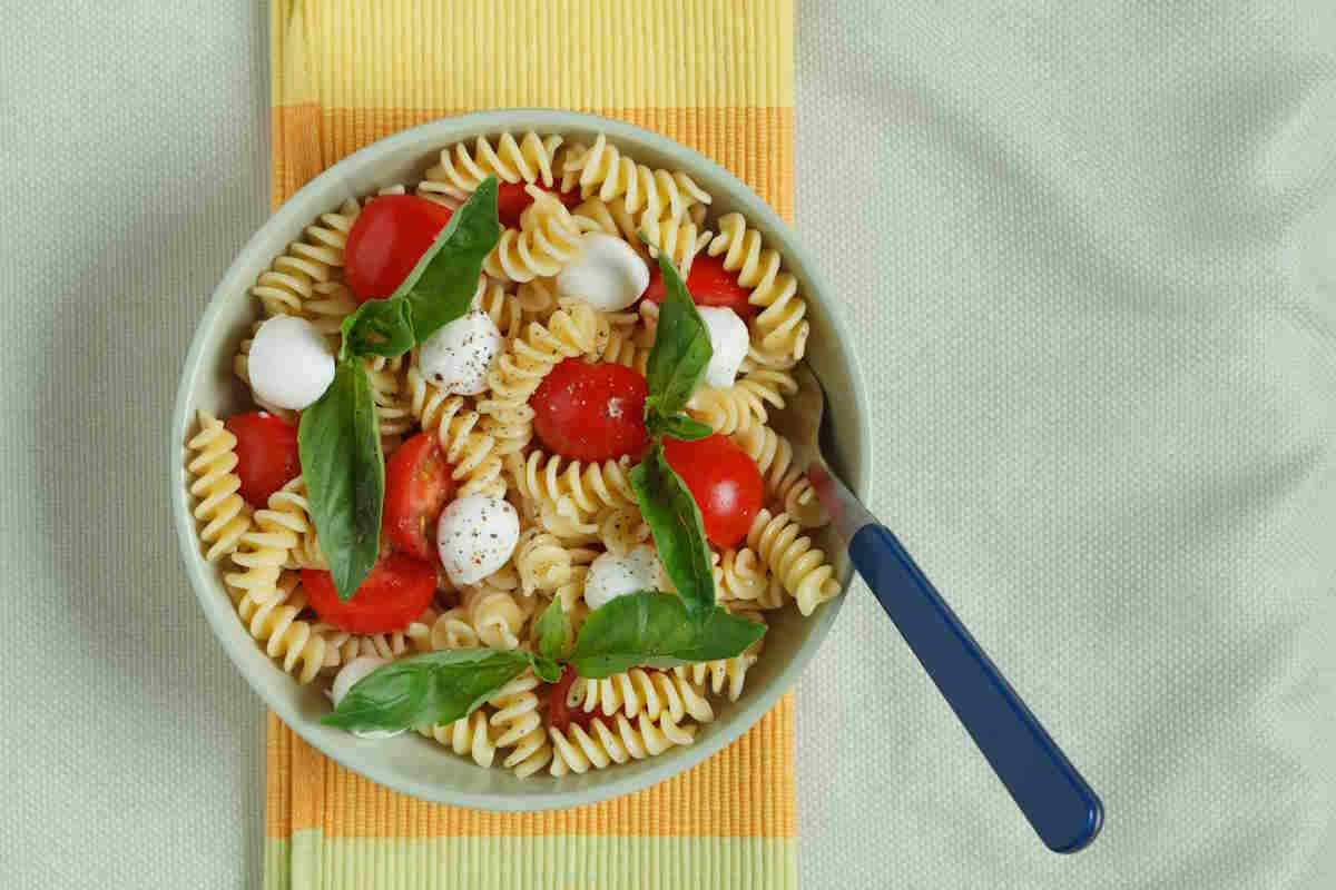 koude pasta met tomaten en basilicum