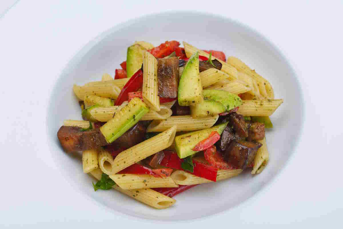 koude pasta en gegrilde groenten