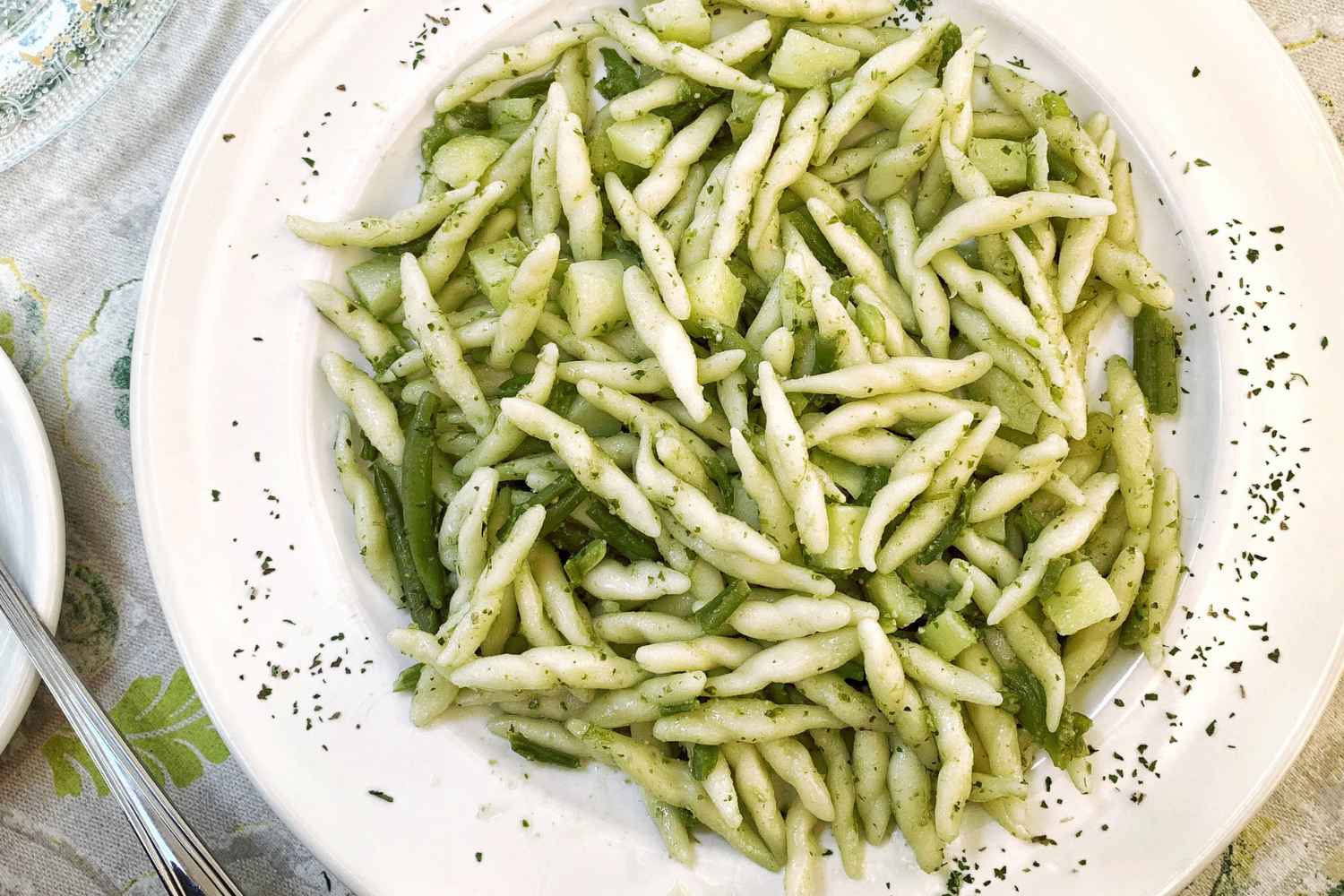 Koude pasta met sperziebonen, aardappelen en pesto