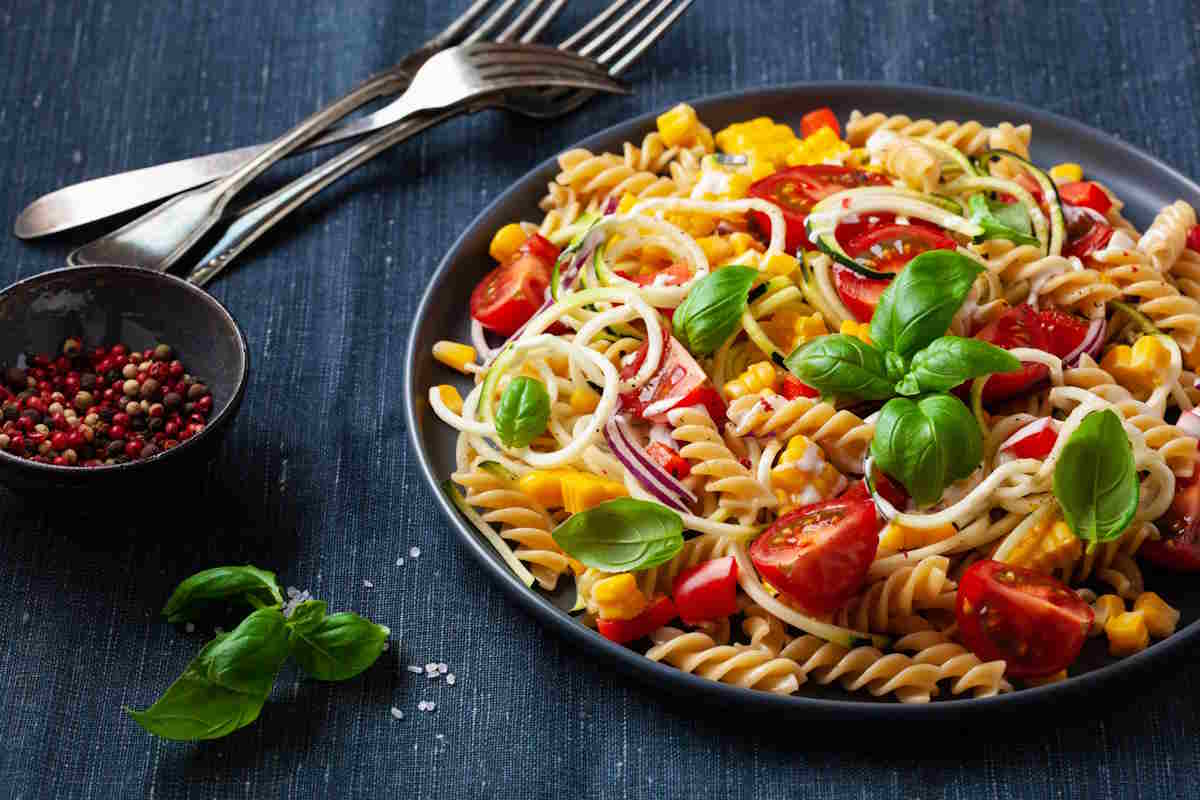 koude pasta met courgette en tomaat