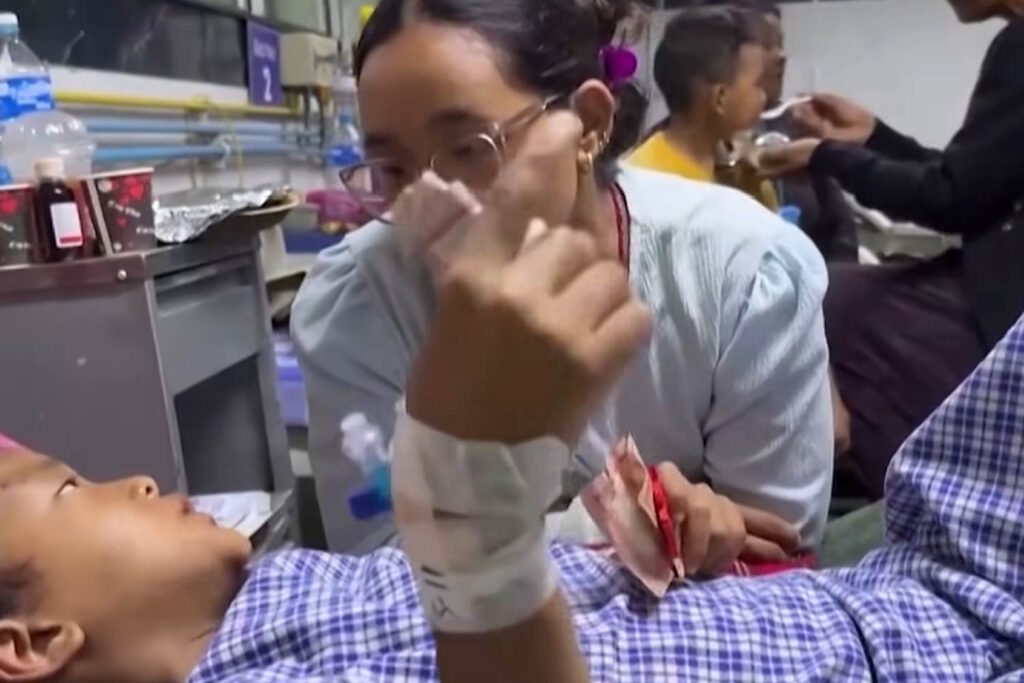 Nepal, de lichten in de ramp: een 5-jarig meisje vindt haar ouders en een 8-jarige jongen redt zichzelf door in een boom te klimmen