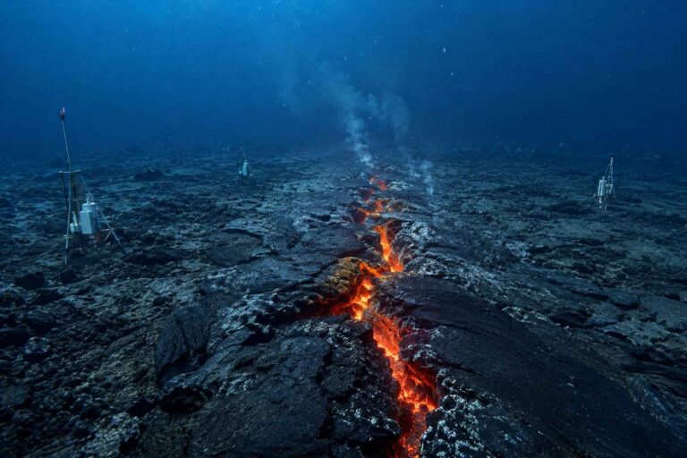 fessura vulcanica che emerge