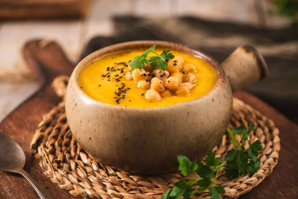 Deze kastanje-, kikkererwten- en pompoensoep is het herfstgerecht dat je de hele oktober weer wilt maken